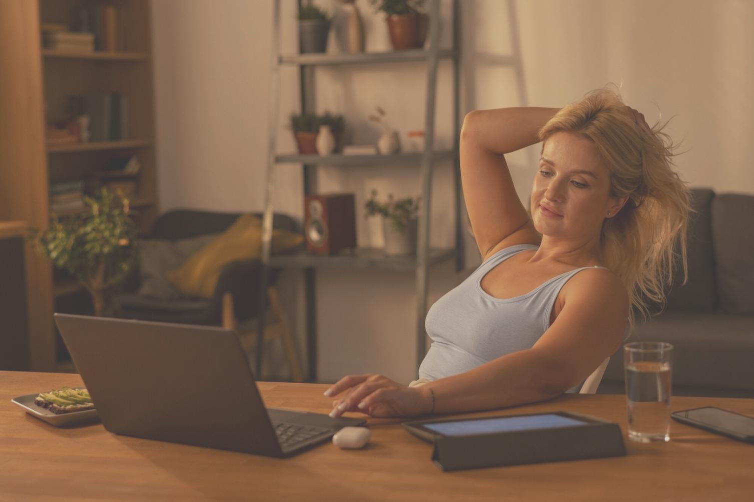 Arbeitsplatz mit Notizbuch und Kaffeetasse, symbolisiert fokussierte Finanzplanung