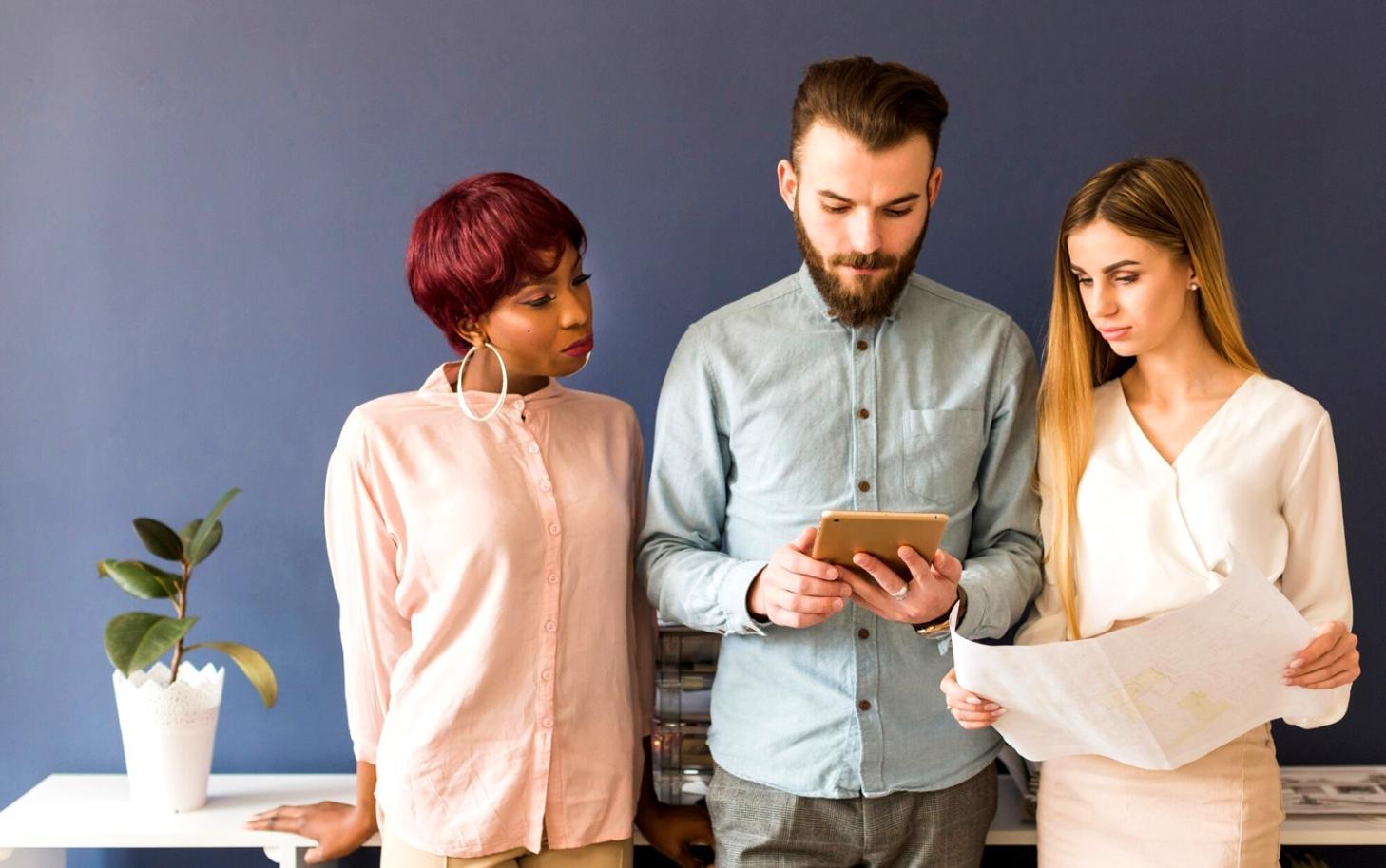 Teilnehmende bei einer gemeinsamen Übung zum Thema Geldmindset