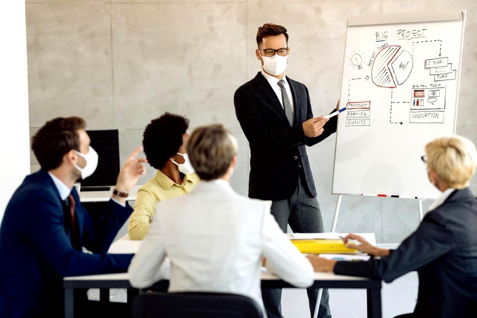 Person beim Nachdenken über finanzielle Ziele